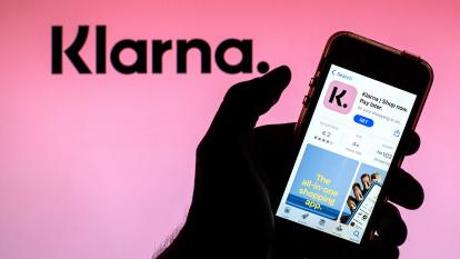 The Klarna app as shown on the iOS App Store on a smartphone screen, in front of the Klarna logo